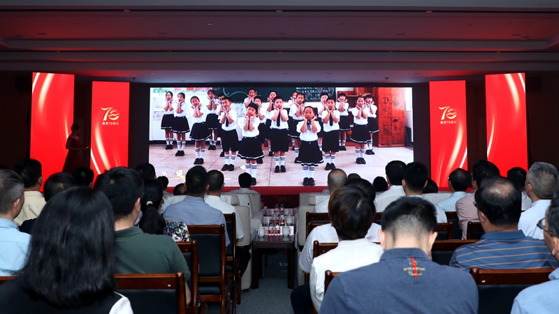 1661822049446356.jpg 7-手語舞《聽我說,謝謝你》_副本.jpg